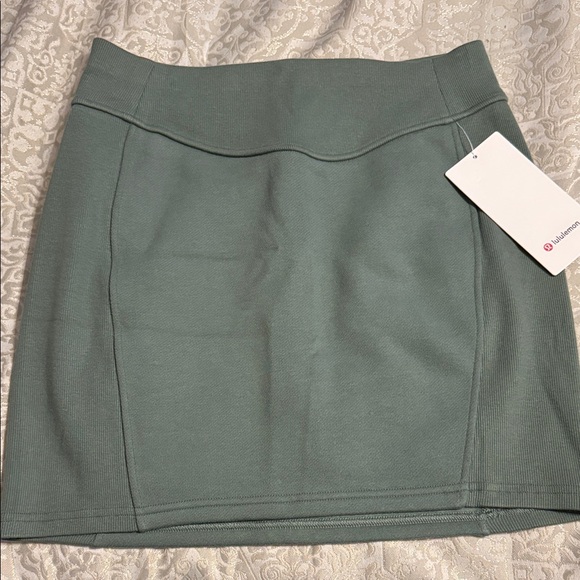 Elegant Green Skirt Lululemon scuba size medium - Picture 1 of 2